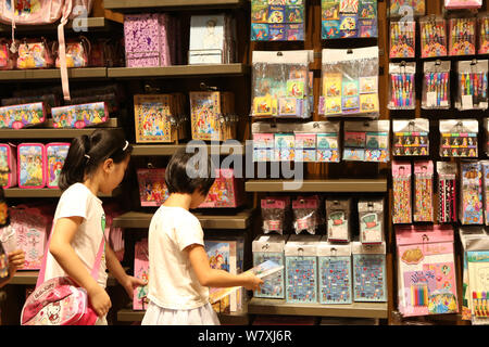 --FILE--chinois pour acheter des souvenirs dans une boutique dans le Shanghai Disneyland au Shanghai Disney Resort à Pudong, Shanghai, Chine, 27 août 2016 Banque D'Images