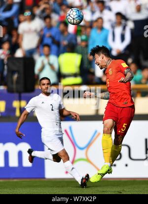 Milad Mohammadi d'Iran, gauche, Zhang Linpeng les défis de la Chine dans leur groupe une ronde 7 match pendant la Coupe du Monde FIFA 2018 dans le qualificatif d'Asie Banque D'Images