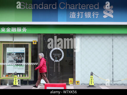 --FILE--Vue d'un logo de London-énumérés Standard Chartered Bank à Shanghai, Chine, 30 novembre 2016. Standard Chartered plc a déclaré lundi (20 Marc Banque D'Images