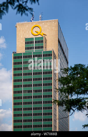 Montréal, Canada - 6 août 2019 : Hydro-Québec signe sur les murs extérieurs du bâtiment de l'administration centrale. Le format Portrait avec ciel bleu et peu de feuillage floue. Banque D'Images