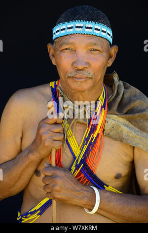 Portrait de Naro San Bushman portant des vêtements traditionnels et bandeau, Kalahari, région de Ghanzi, Botswana, l'Afrique. Octobre 2014. Banque D'Images