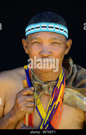 Portrait de Naro San Bushman portant des vêtements traditionnels et bandeau, Kalahari, région de Ghanzi, Botswana, l'Afrique. Octobre 2014. Banque D'Images