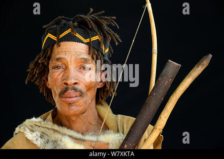 Portrait de Naro San Bushman portant des vêtements traditionnels et bandeau, Kalahari, région de Ghanzi, Botswana, l'Afrique. Octobre 2014. Banque D'Images