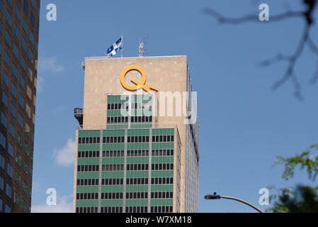 Montréal, Canada - 6 août 2019 : Hydro-Québec signe sur les murs extérieurs du bâtiment de l'administration centrale. Format paysage avec ciel bleu et peu de feuillage floue. Banque D'Images