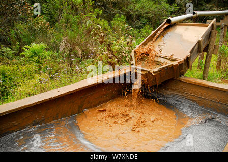 Près de la mine de graphite Parc Mantadia- Andasibe Parc National, l'un des problèmes environnementaux affectant l'écosystème de la forêt tropicale. Madagascar, mars 2005. Banque D'Images