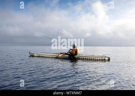 Phil Russell la pêche du sébaste de kayak près de Seal et de Sail Rock, détroit de Juan de Fuca, Washington, USA, août 2014. Parution du modèle. Banque D'Images