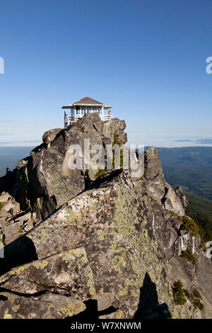 Point d'observation au sommet du mont Pilchuck, Mont Pilchuck State Park, des cascades, Washington, USA, juillet 2014. Parution du modèle. Banque D'Images