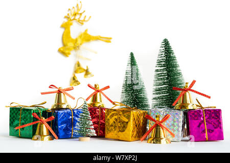 Noël arrière-plan concept. Boîte cadeau de Noël et arbre à clochettes d'or, des cônes de pin, sur fond blanc Banque D'Images