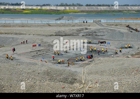 Vue aérienne de l'excavation de la propriété de bateaux coulés leader paysan Zhang Xianzhong (Chang Hsien-chung) de la fin de la dynastie Ming (1368-1644 Banque D'Images