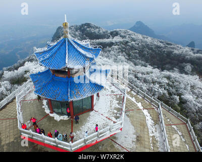 Vue aérienne d'arbres couverts de givre blanc sur la montagne Tianmen Mountain Tianmenshan (ou) dans le parc forestier national de Zhangjiajie en Chine centrale, la ville de Zhangjiajie Banque D'Images