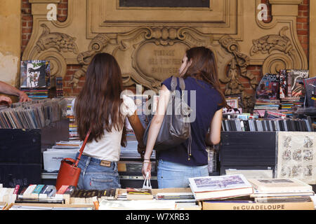 Lille, France - le 20 juillet 2013. Parcourir les touristes à un stand vendant des livres et disques de vinyle dans la Vieille Bourse de Lille, l'ancien historique st Banque D'Images