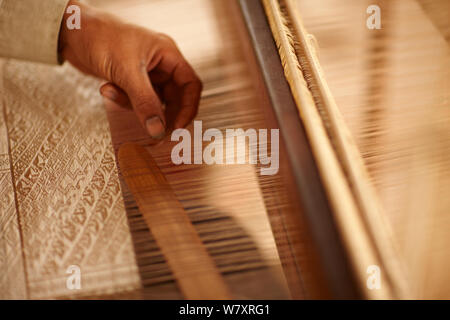 Weaver de soie faisant, Luang Prabang, Laos, mars 2009. Banque D'Images