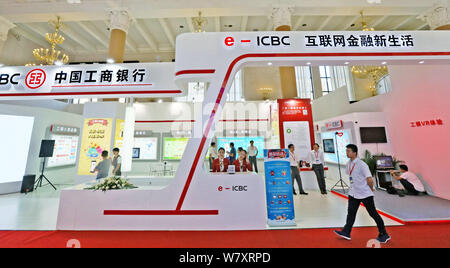 --FILE--un employé chinois passe devant le stand de l'ICBC (Industrial and Commercial Bank of China) lors d'une exposition à Beijing, Chine, 8 septembre Banque D'Images