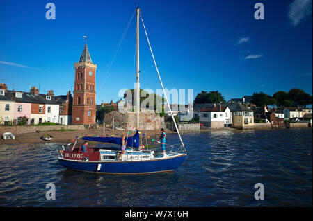 Petit bateau à voile, le port, l'estuaire de Lympstone Exe, Devon, Royaume-Uni, juillet 2013. Banque D'Images