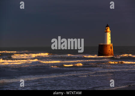 Rattray Head Lighthouse, au nord-est de l'Écosse, janvier 2014. Tous les non-usages de rédaction doivent être effacés individuellement. Banque D'Images