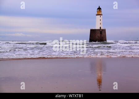 Rattray Head Lighthouse, au nord-est de l'Écosse, janvier 2014. Tous les non-usages de rédaction doivent être effacés individuellement. Banque D'Images