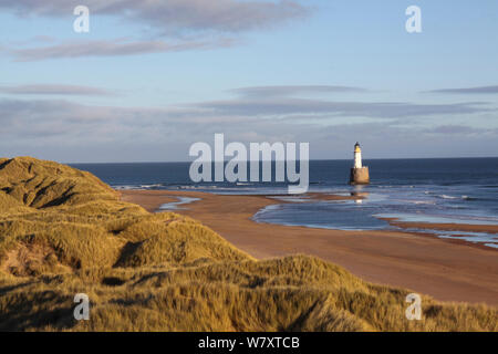 Vue sur les dunes de Rattray Head Lighthouse, au nord-est de l'Écosse, janvier 2014. Tous les non-usages de rédaction doivent être effacés individuellement. Banque D'Images