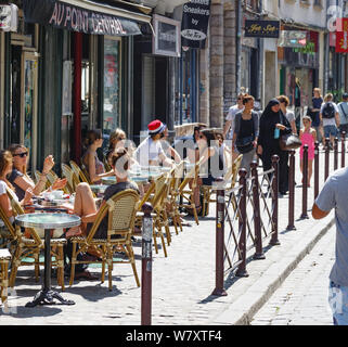 Lille, France - le 20 juillet 2013. Les femmes touristes s'asseoir à des tables sur le trottoir devant un café typiquement français dans le centre-ville historique de Lille, France Banque D'Images