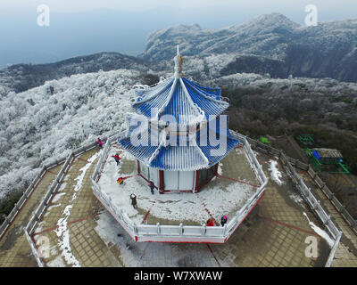 Vue aérienne d'arbres couverts de givre blanc sur la montagne Tianmen Mountain Tianmenshan (ou) dans le parc forestier national de Zhangjiajie en Chine centrale, la ville de Zhangjiajie Banque D'Images