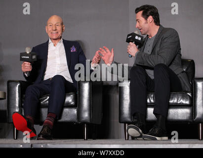 L'acteur australien Hugh Jackman, droite, et l'acteur britannique Patrick Stewart assister à une conférence de presse pour leur premier film Asie première de 'Logan' dans ta Banque D'Images