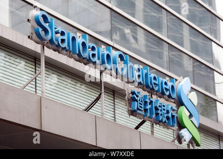 --FILE--Vue d'un logo de London-énumérés Standard Chartered Bank à Shanghai, Chine, 30 novembre 2016. Standard Chartered plc a déclaré lundi (20 Marc Banque D'Images