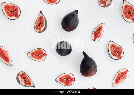 Figues mûres fraîches sur fond blanc. Vue d'en haut. Banque D'Images