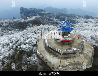 Vue aérienne d'arbres couverts de givre blanc sur la montagne Tianmen Mountain Tianmenshan (ou) dans le parc forestier national de Zhangjiajie en Chine centrale, la ville de Zhangjiajie Banque D'Images