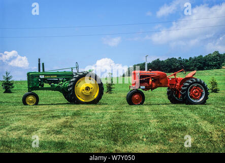 Deux tracteurs d'époque, 1946 John Deere B et 1951 Allis Chalmers CA, comté de Steuben, New York Farmland USA, images d'antiquités de printemps américaines Banque D'Images