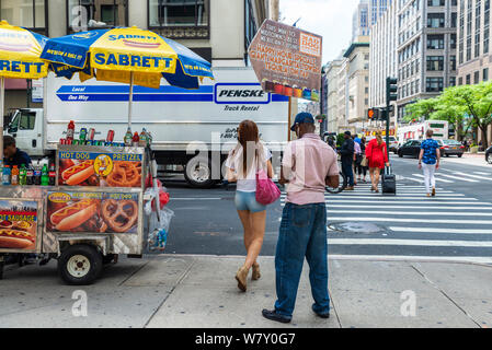 La ville de New York, USA - 2 août 2018 : La diversité des gens qui marchent et un camion alimentaire dans une rue de Manhattan, New York City, USA Banque D'Images