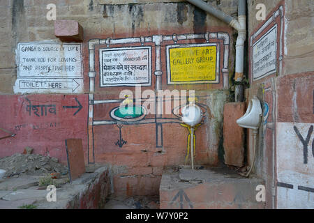 Les toilettes publiques sur les rives du Gange, Varanasi, Uttah Pradesh, Inde, mars 2014. Banque D'Images