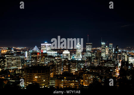 Voir des bâtiments de Montréal, Québec, Canada la nuit vu du Mont Royal Banque D'Images