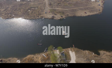 Une vue aérienne d'un frontalier du chinois du Hebei Yanjiao convoyant sa voiture à Beijing Tongzhou district au cours de la rivière Chaobai sur la frontière de Beij Banque D'Images