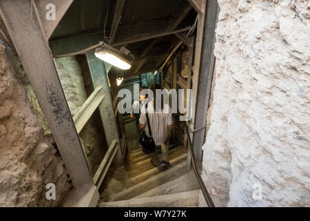 Jérusalem, Israël. 7 Août, 2019. Un tunnel sous le pèlerinage hérodien route relie la ville de David avec ce qu'était le complexe du mont du Temple, le parc archéologique de l'Ophel maintenant à côté du Mur occidental. Il est soupçonné d'avoir été creusé comme un tunnel de drainage ou de refuge pour les résidants de la ville d'attaquer les Romains à l'époque du Second Temple. La ville de David est l'hypothèse d'être le premier noyau urbain de l'ancienne Jérusalem. Les juifs religieux sont en train d'observer les "Trois Semaines" ou "Ben HaMetzarim', une période de deuil sur la destruction du premier et second Temple juif Banque D'Images