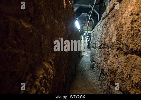 Jérusalem, Israël. 7 Août, 2019. Un tunnel sous le pèlerinage hérodien route relie la ville de David avec ce qu'était le complexe du mont du Temple, le parc archéologique de l'Ophel maintenant à côté du Mur occidental. Il est soupçonné d'avoir été creusé comme un tunnel de drainage ou de refuge pour les résidants de la ville d'attaquer les Romains à l'époque du Second Temple. La ville de David est l'hypothèse d'être le premier noyau urbain de l'ancienne Jérusalem. Les juifs religieux sont en train d'observer les "Trois Semaines" ou "Ben HaMetzarim', une période de deuil sur la destruction du premier et second Temple juif Banque D'Images