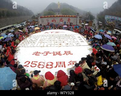 Les gens partagent un gâteau géant pour célébrer le 2,588ème anniversaire du fondateur du Taoïsme Laozi (Lao Tseu) sur la montagne Laojun dans Luoyang city, le centre de la Chine" Banque D'Images