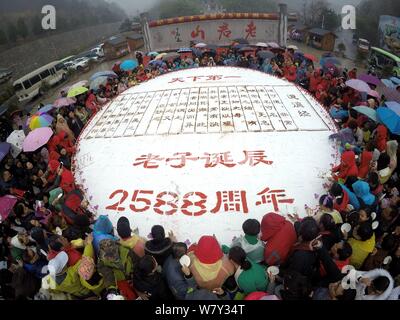 Les gens partagent un gâteau géant pour célébrer le 2,588ème anniversaire du fondateur du Taoïsme Laozi (Lao Tseu) sur la montagne Laojun dans Luoyang city, le centre de la Chine" Banque D'Images