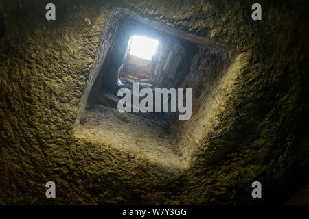 Jérusalem, Israël. 7 Août, 2019. Un tunnel sous le pèlerinage hérodien route relie la ville de David avec ce qu'était le complexe du mont du Temple, le parc archéologique de l'Ophel maintenant à côté du Mur occidental. Il est soupçonné d'avoir été creusé comme un tunnel de drainage ou de refuge pour les résidants de la ville d'attaquer les Romains à l'époque du Second Temple. La ville de David est l'hypothèse d'être le premier noyau urbain de l'ancienne Jérusalem. Les juifs religieux sont en train d'observer les "Trois Semaines" ou "Ben HaMetzarim', une période de deuil sur la destruction du premier et second Temple juif Banque D'Images