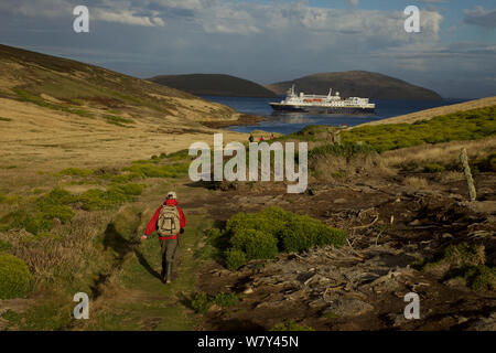 National Geographic Explorer à pied le long du chemin sur la nouvelle Île, Îles Falkland, mars 2011. Banque D'Images