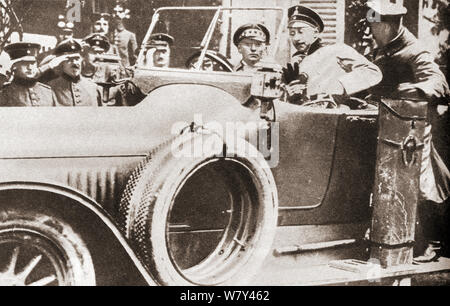 Wilhelm, prince allemand, 1882 - 1951, vu ici dans sa voiture sur une route française occupée par les Allemands au cours de la PREMIÈRE GUERRE MONDIALE. À partir de la cérémonie du siècle, publié en 1934. Banque D'Images