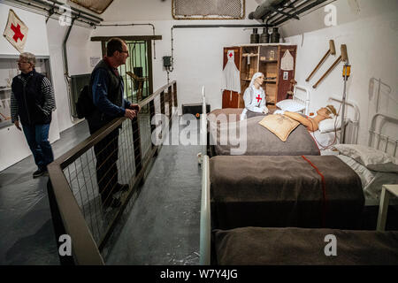 Un quartier dans l'hôpital souterrain allemand au Jersey War Tunnels museum Banque D'Images