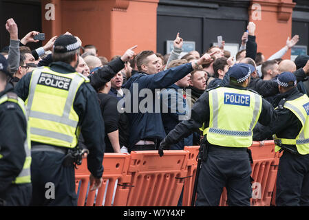 London, UK. 8 novembre, 2015. Des escarmouches avec la police et des bombes de fumée ont été relâchés par Tottenham Hotspur fans avant le nord de Londres foo Banque D'Images