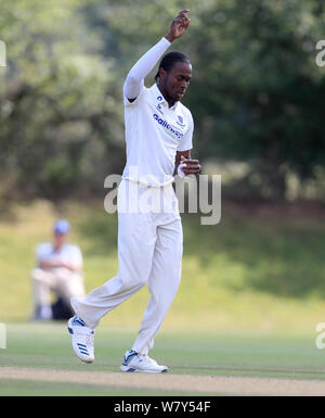 Le Sussex Jofra Archer célèbre en tenant un guichet au cours de la deuxième journée de la deuxième match de championnat XI à Blackstone Academy la masse, Henfield. Banque D'Images