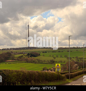 Voir d'Emley Moor mât de transmission de télévision et de sa tour temporaire au cours de travaux de rénovation Banque D'Images