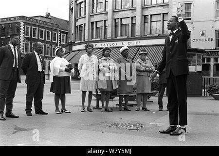 Prédicateurs de rue afro-caribéens noirs britanniques, évangélisation de groupe d'église. Communauté chrétienne des années 1970 dimanche après-midi Derby centre-ville. Années 1970 70 Derbyshire, Royaume-Uni HOMER SYKES Banque D'Images