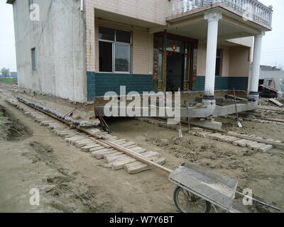 Vue de la maison de trois étages déplacé par son propriétaire pour faire place à la construction d'une route provinciale en Hongtu ville, comté de Taixing, C'est Banque D'Images