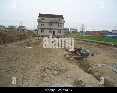 Vue de la maison de trois étages déplacé par son propriétaire pour faire place à la construction d'une route provinciale en Hongtu ville, comté de Taixing, C'est Banque D'Images