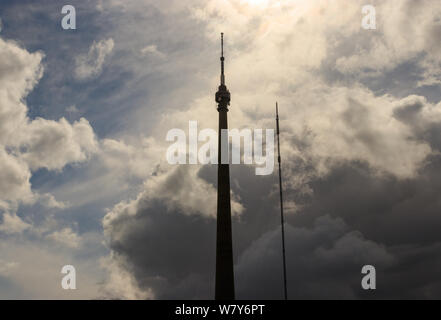 Voir d'Emley Moor mât de transmission de télévision et de sa tour temporaire au cours de travaux de rénovation Banque D'Images
