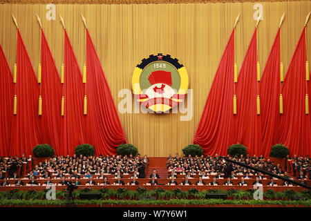 Les délégués assistent à la séance de clôture de la cinquième session de la 12e Comité National de la CCPPC (Politique du Peuple chinois Conférence consultative Banque D'Images