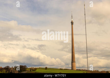 Voir d'Emley Moor mât de transmission de télévision et de sa tour temporaire au cours de travaux de rénovation Banque D'Images