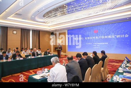 (190807) -- BEIJING, 7 août 2019 (Xinhua) -- Photo prise le 7 août 2019 montre un colloque organisé par l'Académie chinoise de recherche macroéconomique à Beijing, capitale de la Chine. La Chine peut faire face à la pression maximale exercée par les Etats-Unis avec une croissance économique stable, des experts a déclaré mercredi. La menace américaine d'imposer de nouveaux tarifs supplémentaires ne seront pas seulement porter atteinte aux intérêts des consommateurs américains et glissez vers le bas de l'économie américaine, mais apporter de nouvelles instabilités au climat économique global, Wang Yiming, directeur adjoint au Centre de recherche pour le développement le conseil d'État, a déclaré lors du colloque. Banque D'Images